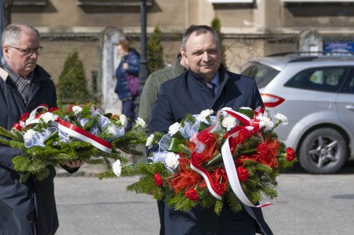 Składanie kwiatów pod murem Pamięci