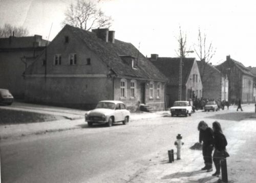 Konarskiego 14 w tle kolejka do monopolowego - za chlebem- 1980